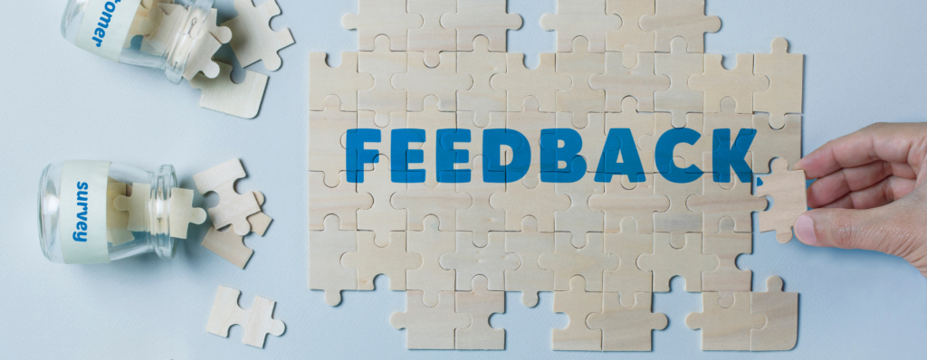 Quebra-cabeça com peças formando a palavra feddback para ilustrar o feedback na liderança.